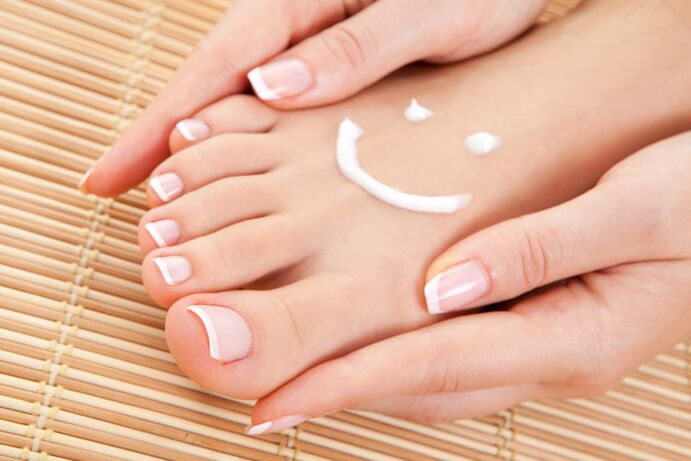 Topical remedies will help get rid of toenail fungus